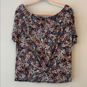 Day trip by Buckle Floral knotted Women's Short Sleeve Top Size Medium